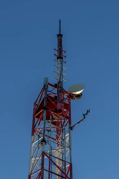 Κλείσιμο Ενός Πύργου Μετάδοσης Γεμάτου Συσκευές Γαλάζιο Ουρανό Στο Βάθος — Φωτογραφία Αρχείου