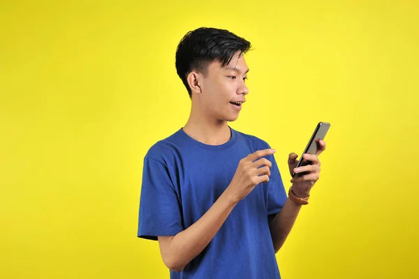 Blij Van Jong Goed Uitziende Aziatische Man Glimlachen Met Behulp — Stockfoto