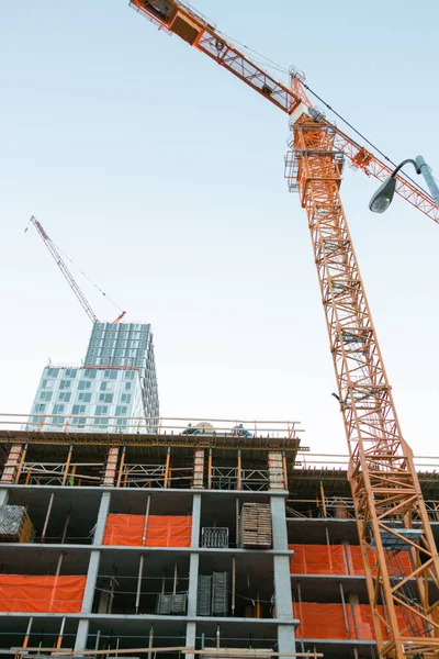 青い空の下で建設クレーンや建物 — ストック写真