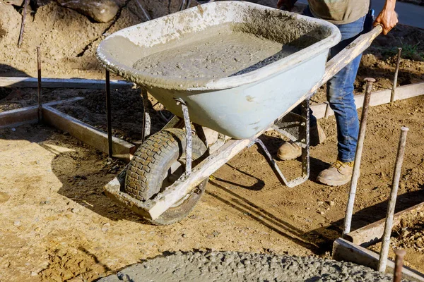 Trabalhador Construção Empurrando Carrinho Mão Com Concreto Construção Engenheiro Construção — Fotografia de Stock