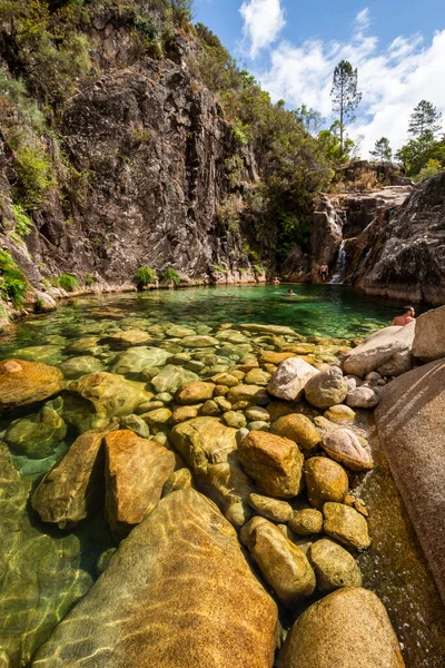 Schöne Aussicht Auf Kristallklares Wasser Und Grünen Pool Fluss Peneda — Stockfoto