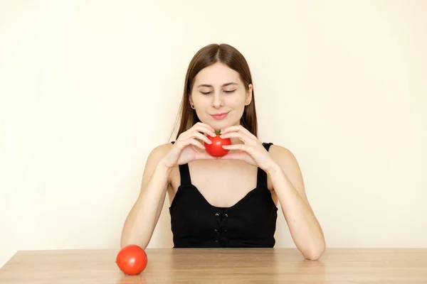 Frau Mit Tomaten Der Hand Entscheidet Sich Für Vegetarismus Und — Stockfoto