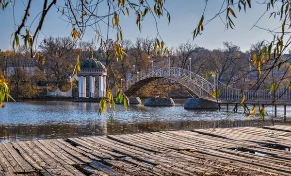 Puente Sobre Lago Una Soleada Tarde Otoño Pueblo Ivanki Región — Foto de Stock