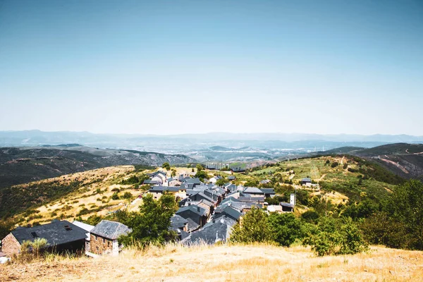 Prachtig Landschap Met Een Bergdorp Achtergrond — Stockfoto