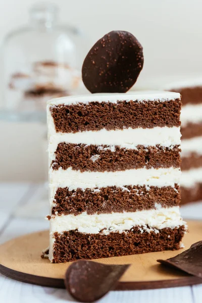 Pezzo Torta Cioccolato Con Panna Bianca Pezzo Cioccolato — Foto Stock