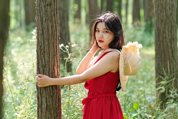 Beautiful Chinese Woman Red Dress Relaxing Summer Forest — Fotografia de Stock