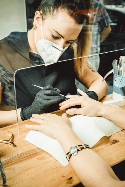Kosmetikerin Arbeitet Mit Maske Und Schutzschirm Für Das Virus Covid — Stockfoto