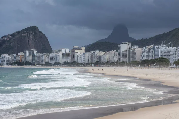 Vacker Utsikt Över Vågor Kraschar Sand Och Byggnader Baksidan Copacabana — Stockfoto