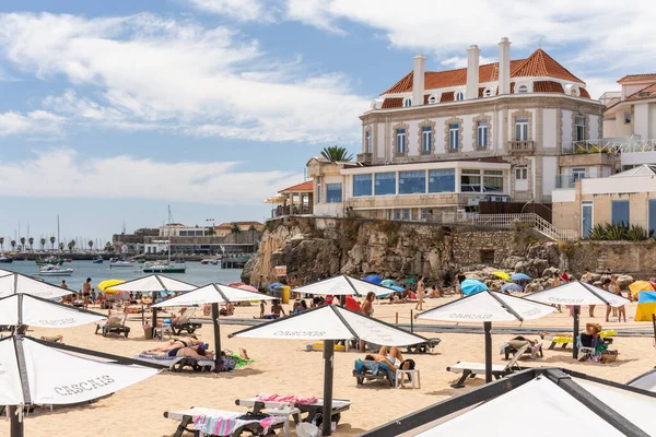 Spiaggia Piena Gente Del Posto Turisti Fine Settimana Estivo Soleggiato — Foto Stock