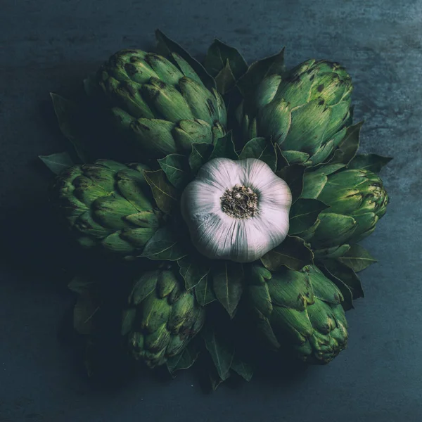 Verse Groene Artisjokken Donkere Achtergrond — Stockfoto