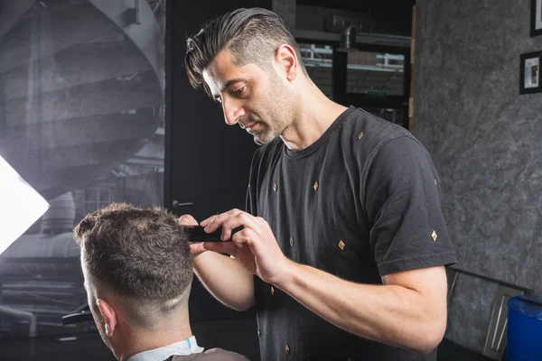 Чоловічий Перукар Робить Зачіску Свого Клієнта Салоні — стокове фото