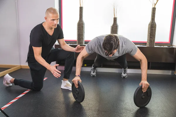 Jongeman Doet Persoonlijke Training Met Instructeur — Stockfoto