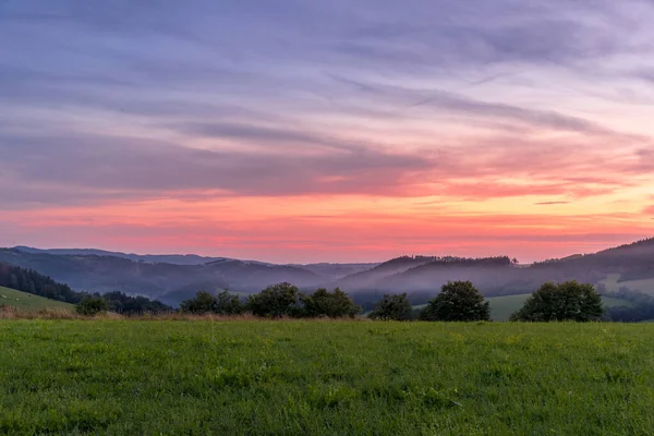 Ondergaande Zon Beskydy Mountains Gekleurde Lucht Oranje Blauw Donkere Kleur — Stockfoto