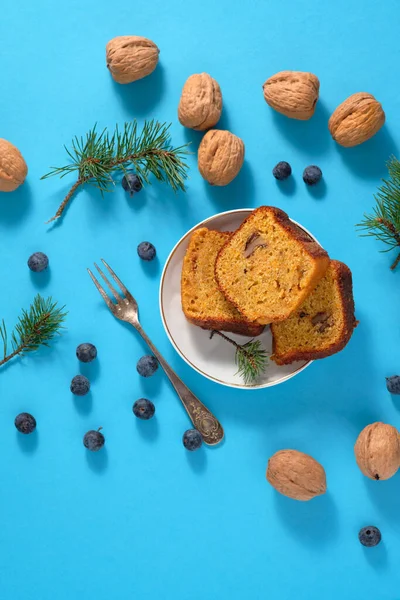 Cijfers Van Walnoot Bosbessen Spons Cake Blauwe Achtergrond — Stockfoto