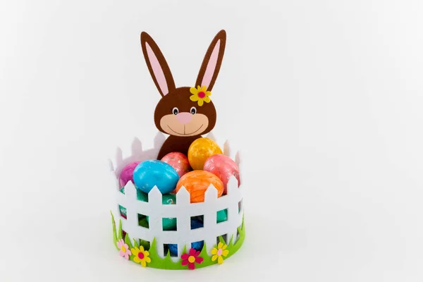 Unos Coloridos Huevos Pascua Una Canasta Con Conejo Pascua — Foto de Stock