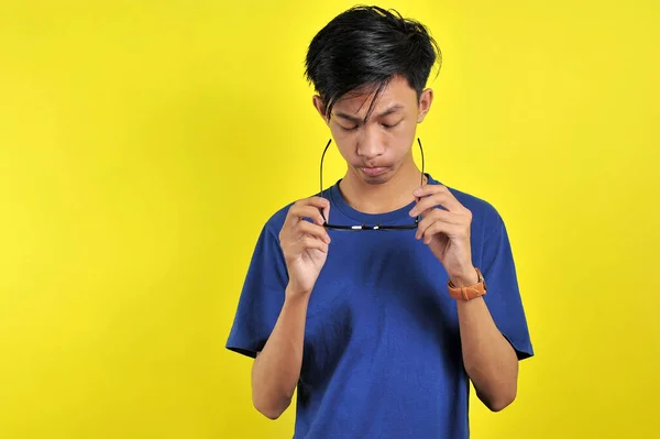 Sıkıldım Gözlüklü Genç Asyalı Adam Sarı Arka Planda Izole Edilmiş — Stok fotoğraf