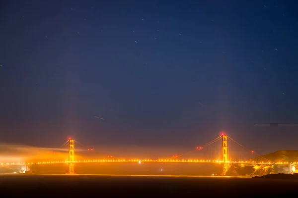 Die Golden Gate Bridge Mit Wolken Und Sternen Der Nacht — Stockfoto