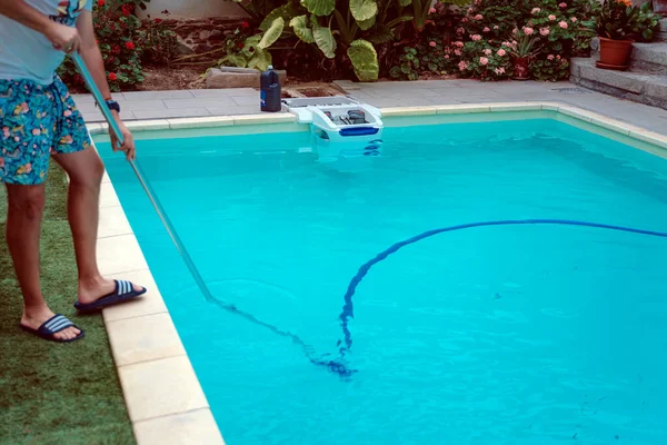 Persona Limpiando Clorando Piscina Una Tarde Verano Caliente Está Ejecutando —  Fotos de Stock