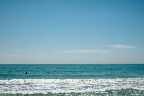 Surfistas Remando Para Pegar Uma Onda Largo Costa Coreia Sul — Fotografia de Stock