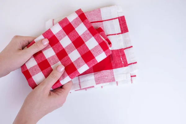 체크무늬 수건을 붉은색과 식탁보가 — 스톡 사진