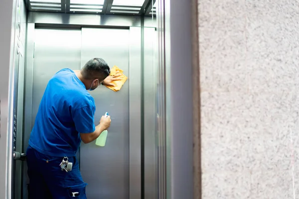 Maintenance Personnel Disinfecting Elevator Walls Avoid Covid19 — Stock Photo, Image