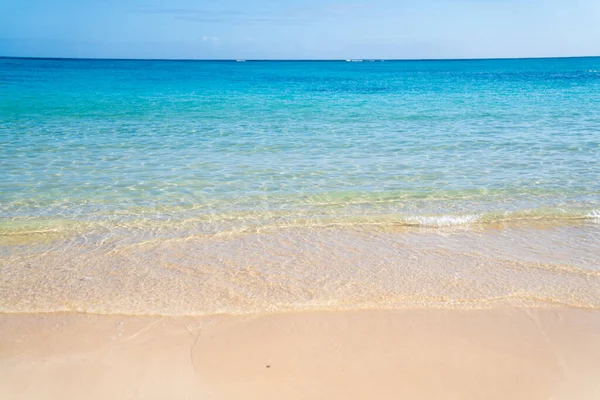 Bela Praia Tropical Com Céu Azul — Fotografia de Stock