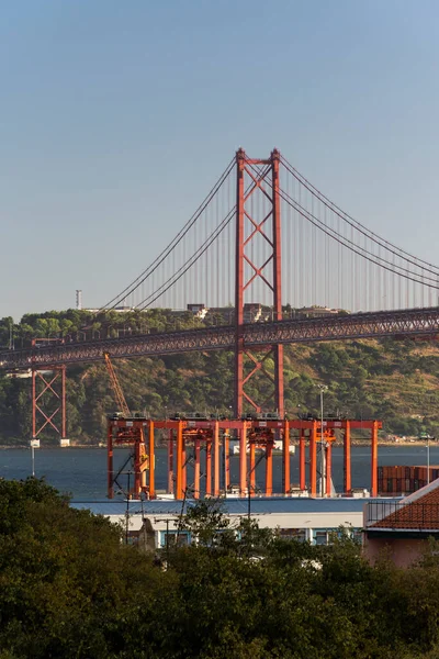 Hermosa Vista Puente Abril Sobre Río Tejo Atardecer Centro Lisboa — Foto de Stock