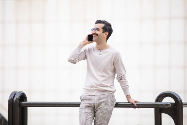 Giovane Uomo Dirigente Sorridente Accanto Agli Uffici Che Parla Telefono — Foto Stock