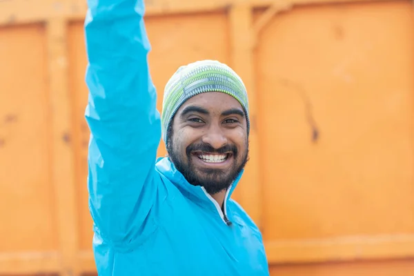 Parlak Arka Planda Mavi Ceketli Mutlu Hintli Adam — Stok fotoğraf