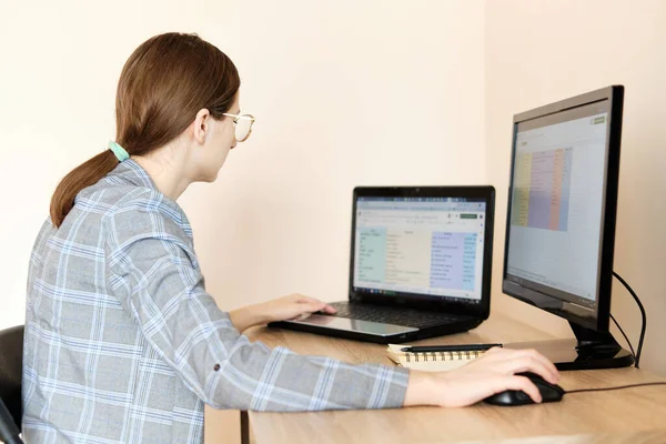 Young Woman Working Laptop Computer Office — Stock Photo, Image