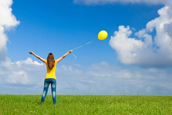 Giovane Donna Felice Con Palloncino Giallo Prato Verde — Foto Stock