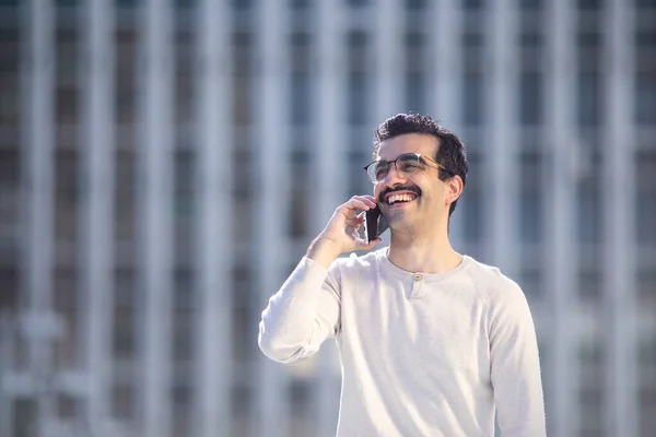 Giovane Uomo Dirigente Sorridente Accanto Agli Uffici Che Parla Telefono — Foto Stock