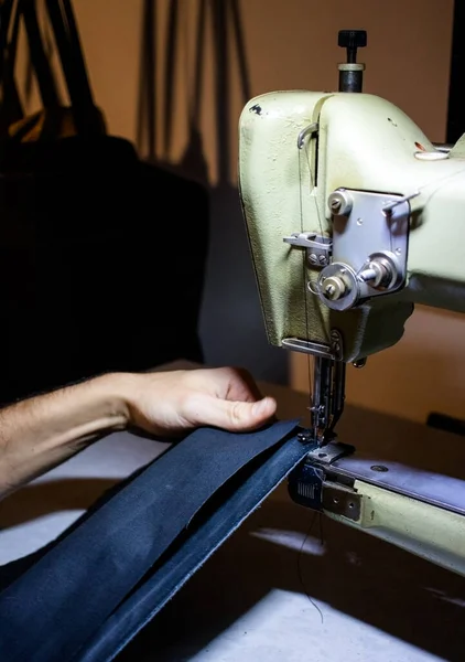 Handwerker Der Mit Leder Und Nähmaschine Arbeitet — Stockfoto