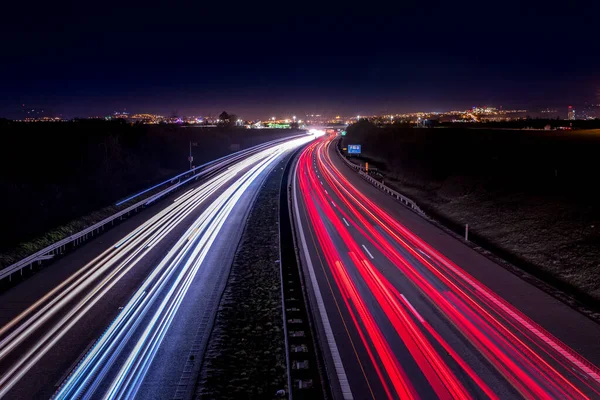 Rutas Carretera Ligeras Que Conducen Los Coches Que Pasan Durante —  Fotos de Stock