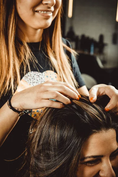 Femmes Dans Salon Coiffure Faisant Nouvelle Coiffure — Photo