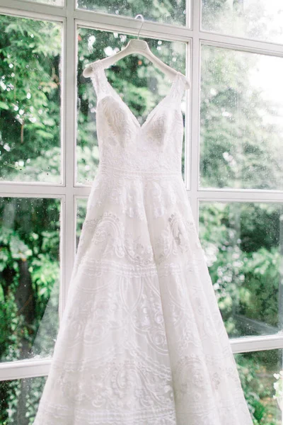 窗户上的婚纱 — 图库照片