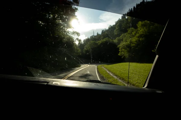 Vuile Windgilde Met Zonneschijn Bergweg — Stockfoto