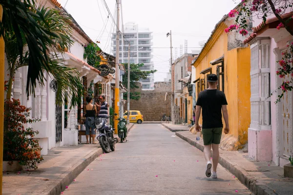 Unge Man Promenerar Nedför Lokal Gata Cartagena Colombia — Stockfoto