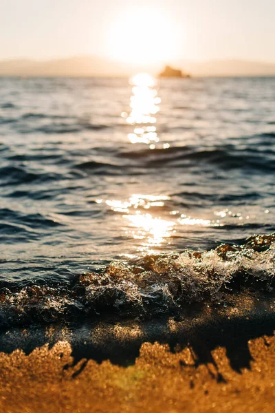 夕日のビーチでの美しい海の波 — ストック写真