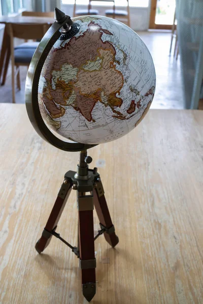 テーブルの上に飾られたヴィンテージの地球 ストックフォト — ストック写真