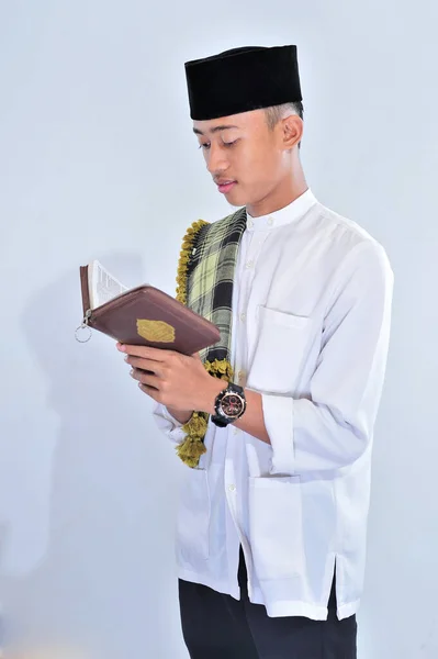 Retrato Joven Musulmán Guapo Que Disfruta Leyendo Tilawat Quran Sagrado —  Fotos de Stock