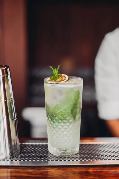 Verre Cocktail Avec Citron Une Paille Dans Restaurant — Photo