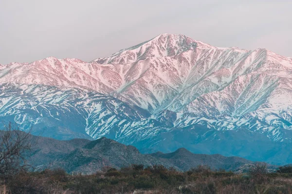 美丽的风景 多山多云 — 图库照片