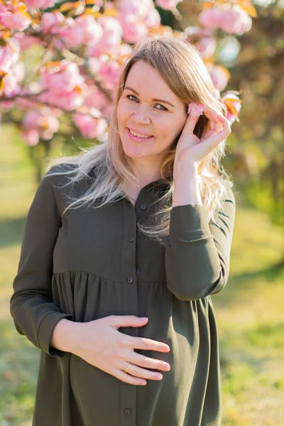 春の公園の優しい妊婦 桜の木 柔らかい焦点の妊婦の肖像画 — ストック写真
