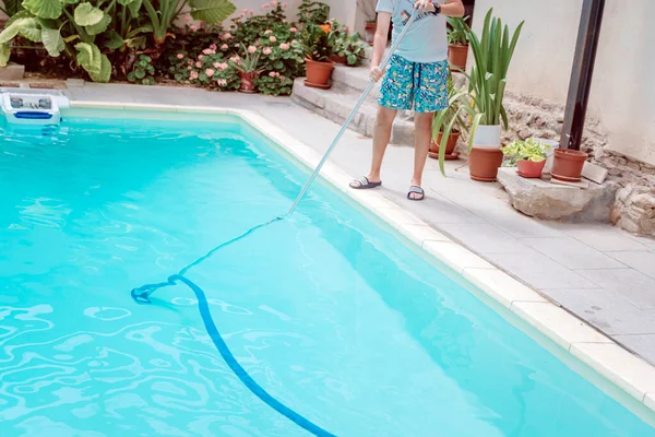 Persona Limpiando Clorando Piscina Una Tarde Verano Caliente Está Ejecutando —  Fotos de Stock