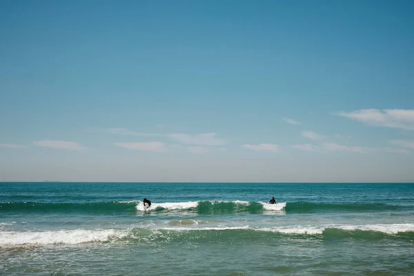 Surfistas Remando Para Pegar Uma Onda Largo Costa Coreia Sul — Fotografia de Stock