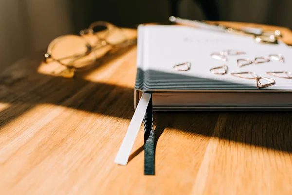 Primo Piano Libro Con Penna Quaderno — Foto Stock