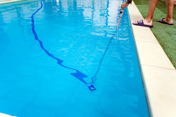 Person Reinigt Und Chloriert Den Pool Einem Heißen Sommernachmittag Lässt — Stockfoto
