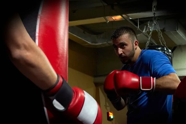 Sett Fra Siden Sikker Mannlig Bokser Som Trener Punchbag Gymsalen – stockfoto