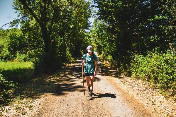 Pèlerin Sur Une Route Avec Une Casquette Une Canne Entourée — Photo